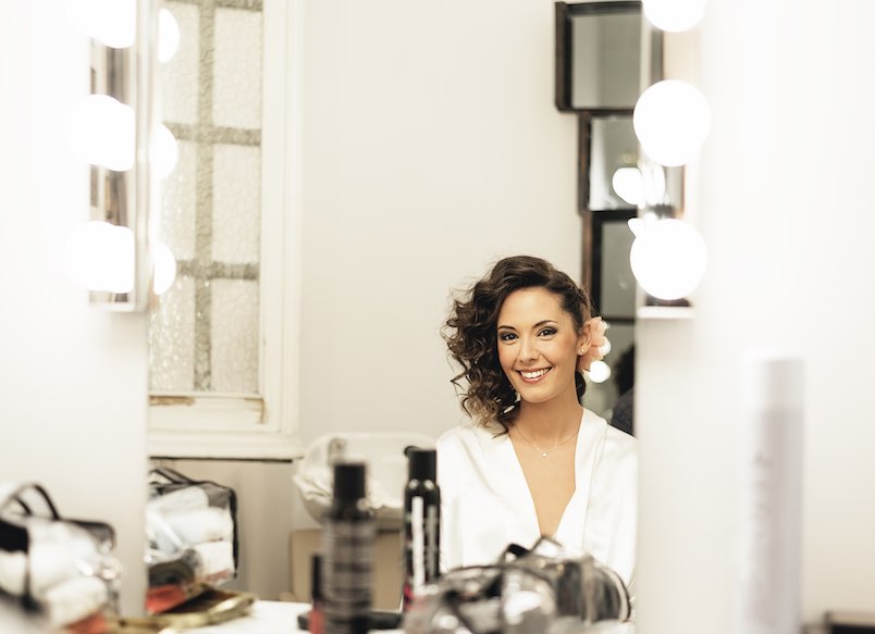 Stylist makes makeup bride on the wedding day.