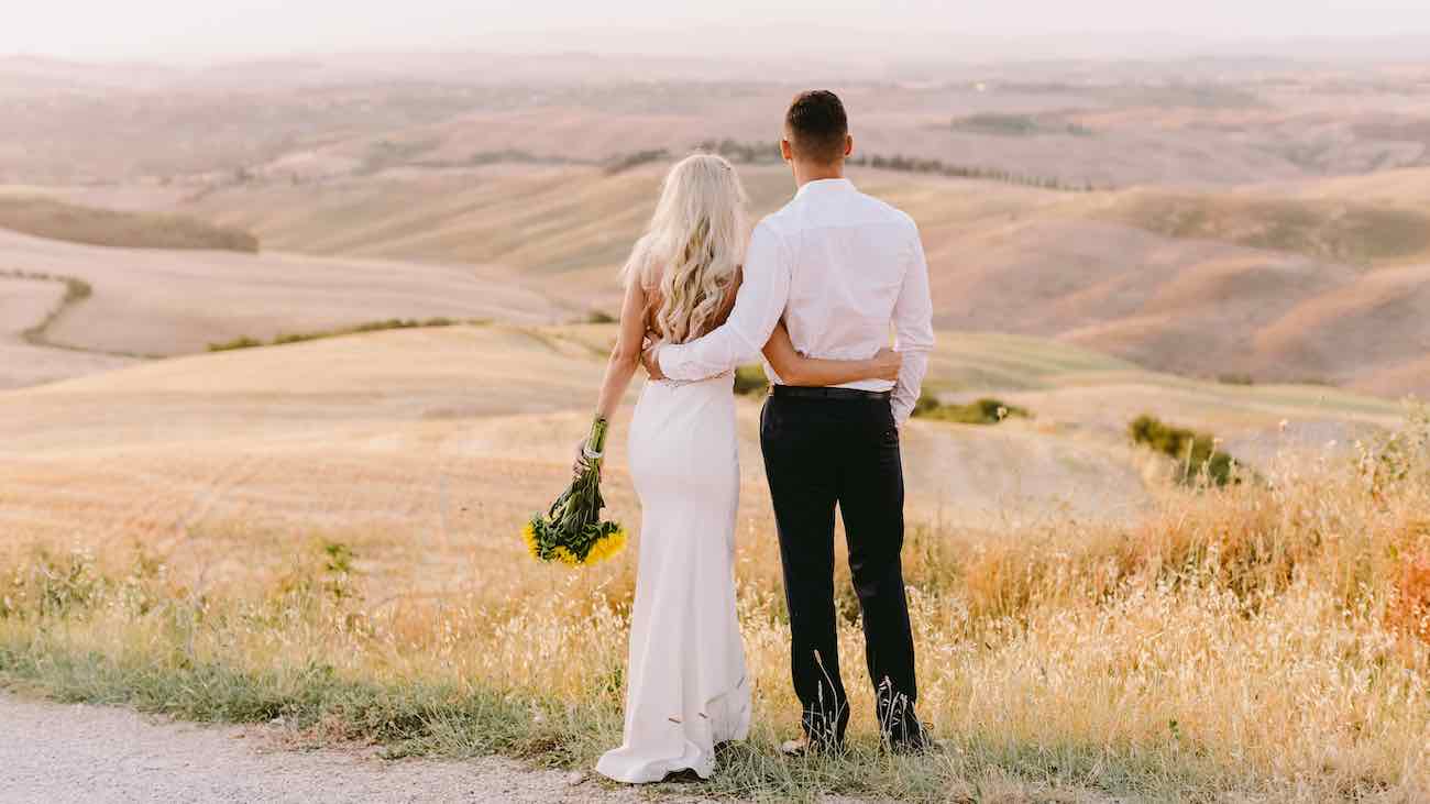 wedding couple travel tuscany in italy